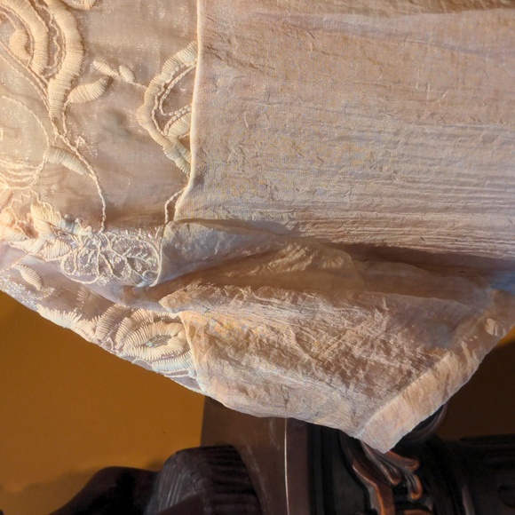 Pretty Angel Silk Blouse - Picture 4 of 9